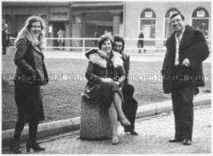 Gruppe von lachenden Russen in der DDR (Altersgruppe 14-17)