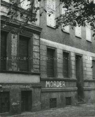 Graffito an einem zugemauerten Haus in der Bernauer Straße (?) in Berlin-Ost