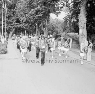 Schützenfest: Veranstalter Bürgerschützengilde von 1627 e. V. Bad Oldesloe: Exer: Umzug: Oldesloer Spielmannszug: rechts und links Zuschauer: 25.07.1976