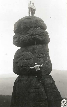 Sächsische Schweiz, Gebiet der Steine. Barbarine am Pfaffenstein. Oliver Perry-Smith, Rudolf Fehrmann und Toni Hoyer bei der 2. Besteigung des Alten Weges (VI)