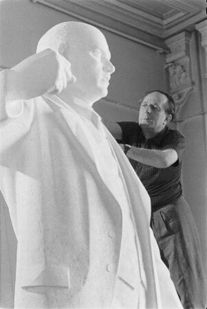 Der Bildhauer Walter Arold bei der Arbeit am Originalmodell für das Thälmanndenkmal in Weimar
