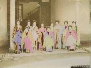 Gruppenbild mit 11 Frauen vor einem Theater (?)-europ. Bauart