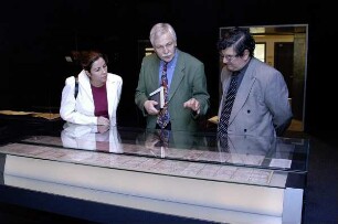 Besuch des Botschafters von Guatemala, Julio Roberto Silva. Besichtigung der Maya-Handschrift im Zimelienzimmer