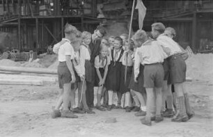 Reportage: VEB Stahl- und Walzwerk Brandenburg : Gruppenfoto der Pioniere