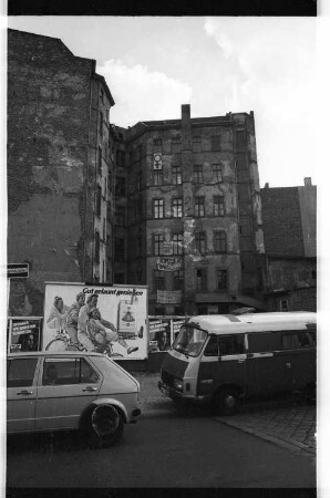 Kleinbildnegative: Markt und besetztes Haus am Winterfeldtplatz, 1981