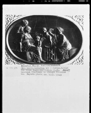 Drei weibliche Gestalten mit zwei Putten, Relief von einem Kamin, Geschenk Napoleons an Königin Karoline von Bayern