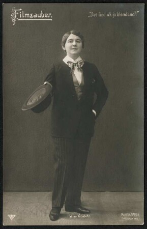 Wini Grabitz in "Filmzauber" : Wini Grabitz in einer Hosenrolle in "Filmzauber", Posse in vier Bildern von Walter Kollo mit Willy Bredschneider, Text von Rudolf Bernauer und Rudolph Schanzer. Szene "Det find ick ja blendend!" Residenz-Theater Dresden, 1913. Fotografie (Weltpostkarte) von Martin Herzfeld, Dresden