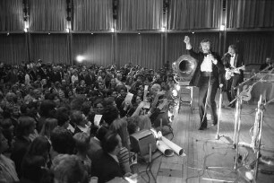 Gastspiel des Schlagersängers Karel Gott in der Schwarzwaldhalle