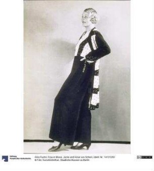 Frau in Bluse, Jacke und Hose von Scherk