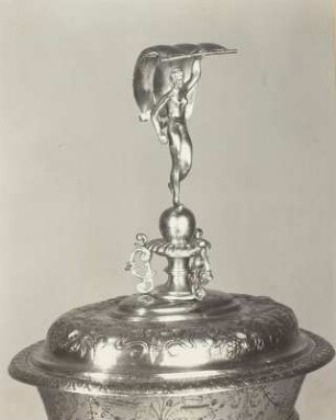 Deckelpokal mit Sirene als Schaft und Fortuna als Bekrönung