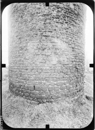 Herrmannsacker. Ruine der Ebersburg (um 1181). Bergfried (Teilansicht)