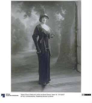 Frau in Kleid und Jacke von Boué Soeurs