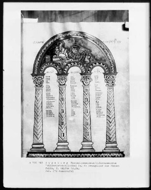 Evangeliar — Kanontafel mit einem Evangelisten und Symbolen, Folio 21recto