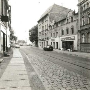 Cottbus, Friedrich-Ebert-Straße 34/35. Wohnhäuser mit Läden. Straßenansicht (von Südwest)