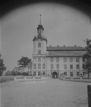 Lieberose. Schloß, Westflügel, Uhrturm mit Rampe und Durchfahrt