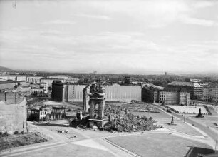 Dresden. Blick vom Turm des Ständehauses nach Südosten auf den Neumarkt mit der Ruine der Frauenkirche