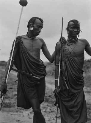 Krieger : Portrait zweier Männer, die traditionelle Kleidung und Waffen präsentieren