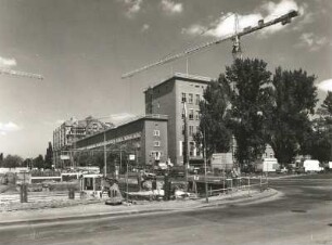 Dresden-Altstadt, Devrientstraße 1/5. Baustelle Bürohaus. Blick von Am Zwingerteich gegen Sächsischen Landtag, Altbau (1928/1931; Barthold & Tiede)