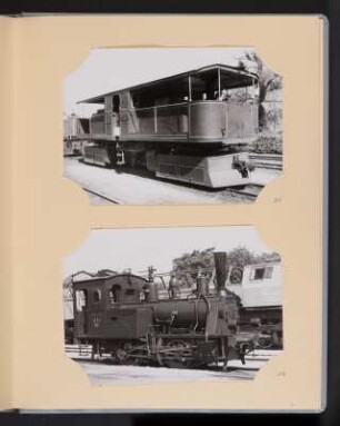 Albumseite mit zwei Postkarten von Lokomotiven : Sammelalbum mit Fotografien (Postkarten) von Dampflokomotiven. Kunstledereinband; 27,5 x 21,8 x 2 cm (um 1970). Dresden: SLUB/DF 2009.C.30