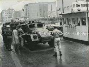 Sowjetische Panzerwagen und amerikanische Offiziere am Checkpoint Charlie in Berlin (West)