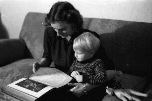 Bukarest: Söhnchen [Festenberg] mit Mama, dunkles Kleid und Buch