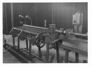 Industrie-Kraftwerk. Maschine zum Flechten von Maschendraht : Lauta (Niederlausitz). Industrie-Kraftwerk. Maschine zum Flechten von Maschendraht