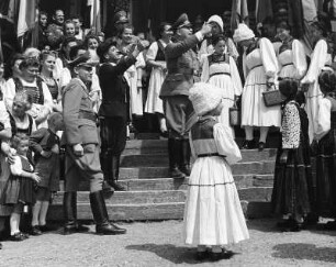 Franz Hofer, Gauleiter von Tirol-Vorarlberg, auf einem Bauerntreffen (vielleicht im Raum Bregenz). Ansicht mit Frauen und Mädchen in Trachten