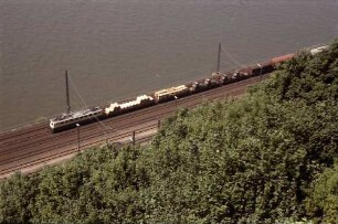 Koblenz: Von oben, Güterzug am Rhein