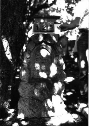 Grabstein 125 (Index: 100105337) Material: Muschelkalk Zustand: Platte fehlt Maße HxBxT: 92x44x16 cm Beschreibung: Stele, rustica, Rundbogenabschluß, Schriftfeld eingetieft mit Spitzbogenabschluß: Grabstein 125