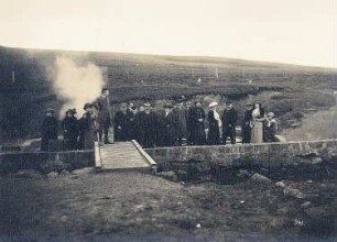 Bei Reykjavík (Island). Touristen beim Besichtigen der Heißen Quellen