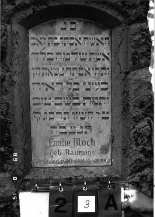 Grabstein 23 (Index: 100105450) Material: Muschelkalk, weiße Marmorplatte Zustand: gut Maße HxBxT: 107x45x28 cm Beschreibung: Stele, rustica, Segmentbogenabschluß, Schriftplatte: Grabstein 23A