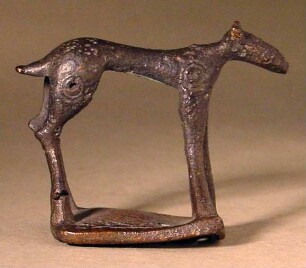 "Primitives Tier mit Basis" (Geometrische Statuette eines Rehs?)
