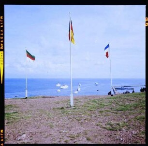 Helgoland: Fahnenmaste mit [Flaggen von] Helgoland, Deutschland, Schleswig-Holstein