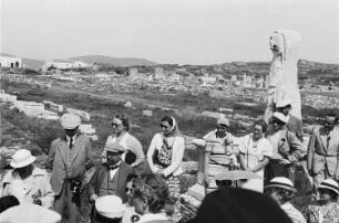 Reisefotos Griechenland. Delos (Stadt). Antike Ruinen. Touristen beim Besichtigen