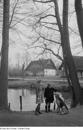 Porträt von zwei Mädchen mit einem Hund in einem Dorf im Spreewald