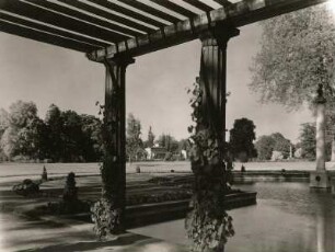 Potsdam. Park von Sanssouci. Römische Bäder von Schloss Charlottenhof aus