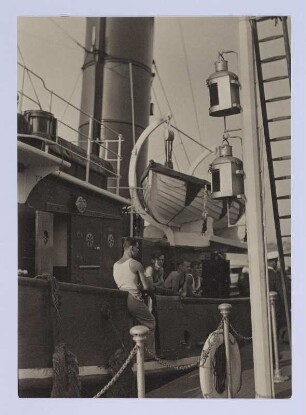 Die "Monte Rosa" in einem Hafen. Matrosen an der Reling
