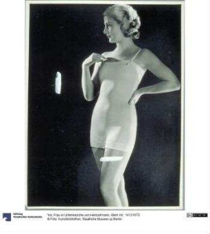Frau in Unterwäsche von Heinzelmann