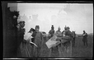 [Taubertal (Lkre. Würzburg und Ansbach und Baden-Württemberg):] Gruppe von Offizieren auf einem Feld mit Kartenmaterial; Gruppe von Offizieren beim Kaisermanöver