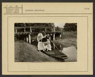 Spreewaldmotiv für Ansichtskarte: Festtagstracht aus dem Spreewald und Landschaft. : Motiw za pohladnicu: Swjedźenska drasta Błótowčankow a Błótowska krajina.