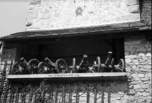 Zell am Harmersbach: Alte Schwedenkanonen am Stadtturm