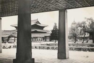 Seoul, Korea. Blick aus der Banketthalle des ehemaligen kaiserlichen Palastes gegen Thronhalle und Turm des japanischen Generalgouvernements