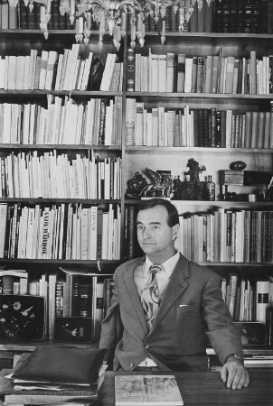 Werner Schmidt (Direktor des Kupferstich-Kabinetts der Staatlichen Kunstsammlungen Dresden) in seinem Arbeitszimmer, auf dem Schreibtisch der Katalog der gerade laufenden Ausstellung "Die Albertina und das Dresdner Kupferstich-Kabinett"