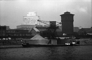 Mannheim: Hafen mit dem Verwaltungsbau der BASF im Hintergrund