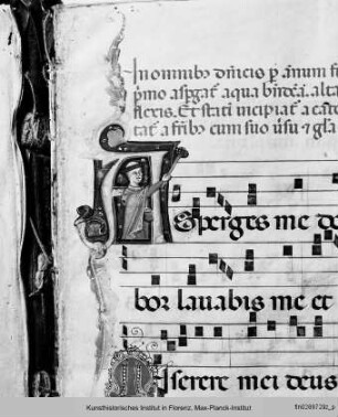 Chorbuch : Buchseite mit vierzeiligen Neumen, Text und historisierter Initiale A (?) mit Mönch