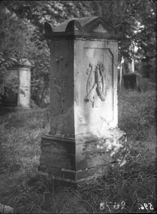 Seite und Rückseite des Grabsteins von Johann Friedrich Reichardt auf dem Friedhof St. Bartholomäus vor der Erneuerung.