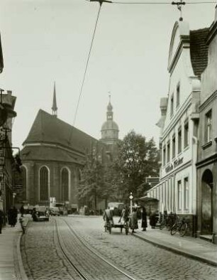 Cottbus, Sandower Straße, Blick nach Westen gegen die Oberkirche Sankt Nikolai
