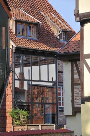 Quedlinburg - Hinterhof : Fassadenspiegelung im Hinterhof der Gasse Klink, aufgenommen in Quedlinburg am 26. April 2014. Foto Uwe Gerig