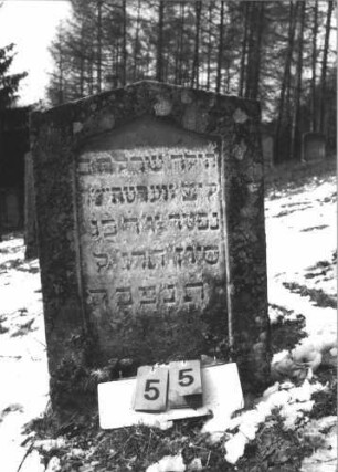 Grabstein 55 (Index: 99608739) Material: Sandstein Zustand: gut Maße HxBxT: 84x58x12 cm Beschreibung: Stele mit flachem Spitzgiebel, vertiefter Textteil mit spitzem Abschluß: Grabstein 55