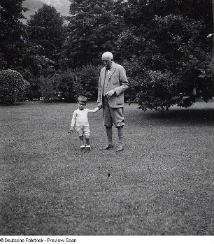 Portraitserie Richard Strauss : Richard Strauss mit Enkel? im Garten seines Wohnhauses in Garmisch-Partenkirchen, 1931